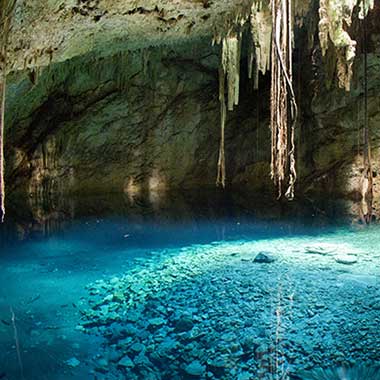 Una pozza di acque turchesi brilla in una grotta. Spesso, le fonti di acque sotterranee contengono naturalmente azoto che si presenta sotto forma di ammoniaca, nitriti e nitrati.