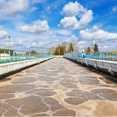 In un impianto di trattamento delle acque, il bacino di aerazione attiva il processo di depurazione biologica dei fanghi. L'elevato contenuto di minerali alcalini nell'acqua influisce sulla quantità di batteri necessari per la digestione.