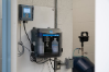Analizzatore colorimetrico di cloro CL17sc con kit per l'installazione su tubazione verticale, senza reagenti