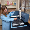 Utilizzo dell'analizzatore di TOC da laboratorio Hach QBD1200 e dell'autocampionatore in un laboratorio di analisi dell'acqua potabile