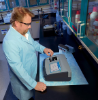 Un tecnico di laboratorio che effettua la misurazione della torbidità in un laboratorio industriale mediante il torbidimetro da laboratorio TL2300