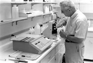 Clifford Hach lavora in laboratorio