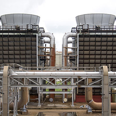 Le torri di raffreddamento di questo impianto di produzione alimentare monitorano la durezza per ottimizzare l'acqua di alimentazione.