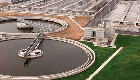 vista aerea di un impianto di trattamento delle acque reflue industriali